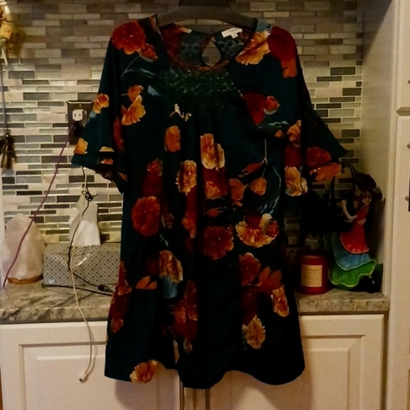 GREAT CONDITION DARK GREEN FLORAL MID DRESS W/HALF BELL SLEEVES BY UMGEE SZ SM - Picture 1 of 7